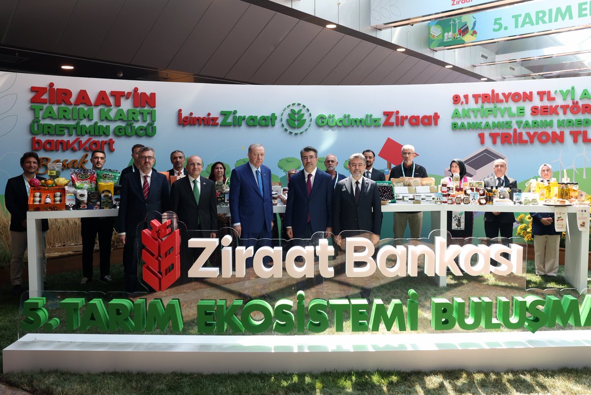 RTErdogan's tweet photo. Ziraat Bankası Tarım Ekosistemi Buluşmalarının 5’incisinde çiftçi kardeşlerimle bir araya geldik.

Buluşmamızın ülkemiz, çiftçi ve üreticilerimiz için hayırlara vesile olmasını diliyor; ülkemizin dört bir yanındaki çiftçi kardeşlerimin her birine selamlarımı gönderiyorum. https://t.co/mkB1Aji2oC