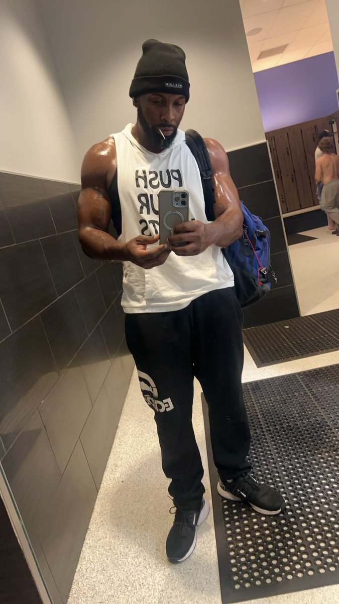 and_tha1's tweet photo. Back in the lab making 40 look good 💪🏾 https://t.co/duPOKDRavB