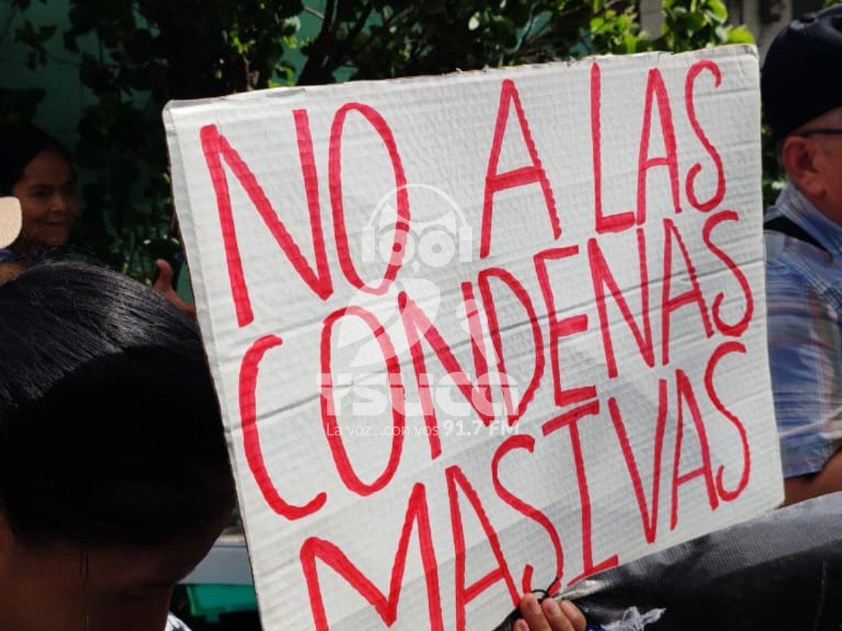 ysuca91siete's tweet photo. #Régimen | El Movimiento de Víctimas del Régimen (MOVIR) se presentó frente al Centro Judicial contra el Crimen Organizado, en Soyapango, San Salvador Este, para protestar en contra de las audiencias masivas. https://t.co/xgo4xr36sK