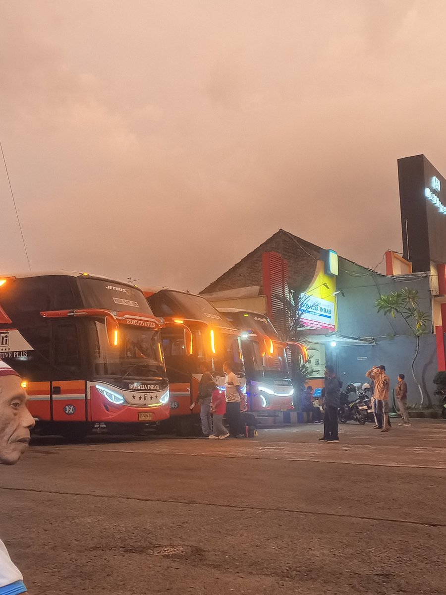 AndalanPWT's tweet photo. @unsoedmfs Kalo ga Kreta, better ambil Rosalia 🤤 full fasilitas, harga transparan bisa cek di app nya. Karena skrg banyak calo di terminal, nah kalo ini aman. Berangkat dari PWT jam 19.00 sampe Jakarta jam 02.00 an itu udh berenti makan sejam an. Cepett, cocok buat liga malam senin 🤪 https://t.co/Wm62xOQA4s