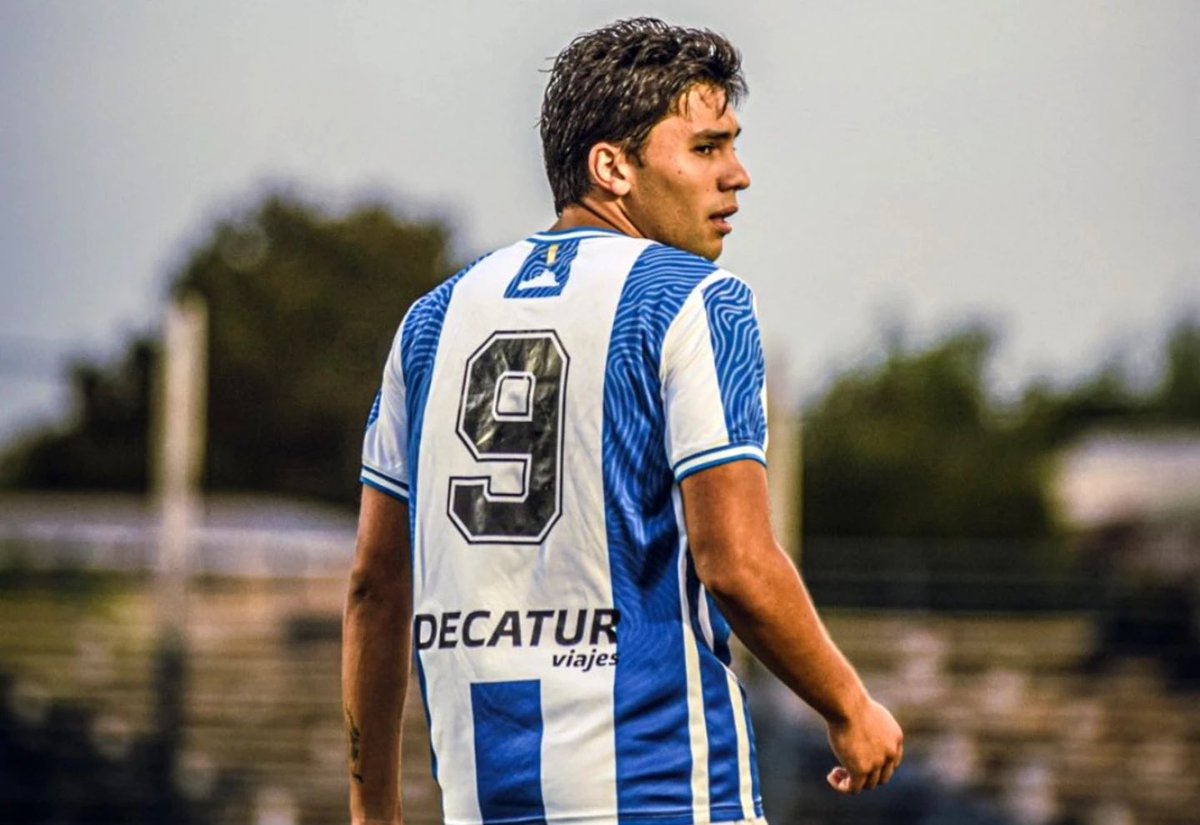 RodriVazquez95's tweet photo. 🗣️ Habla Pablo Rivero, representante de Tiziano Correa, en @Sport890.

🎙️ “Hemos tenido varias charlas, con Nacional y Peñarol, estamos en horas de definición ya para cerrar todo”

🎙️ “Siempre se habló de un préstamo por un año, tengo entendido que sería con una opción de compra”

🎙️ “Nos cerró más el proyecto deportivo en Nacional y por eso lo de Peñarol quedó por el camino”

🎙️ “Habló mucho con Fernando, su papá, trabaja en nuestra empresa, pero los diálogos son fuera de lo laboral, son más como padre”

🎙️ “Nacional no tiene un delantero de las características de Tiziano”