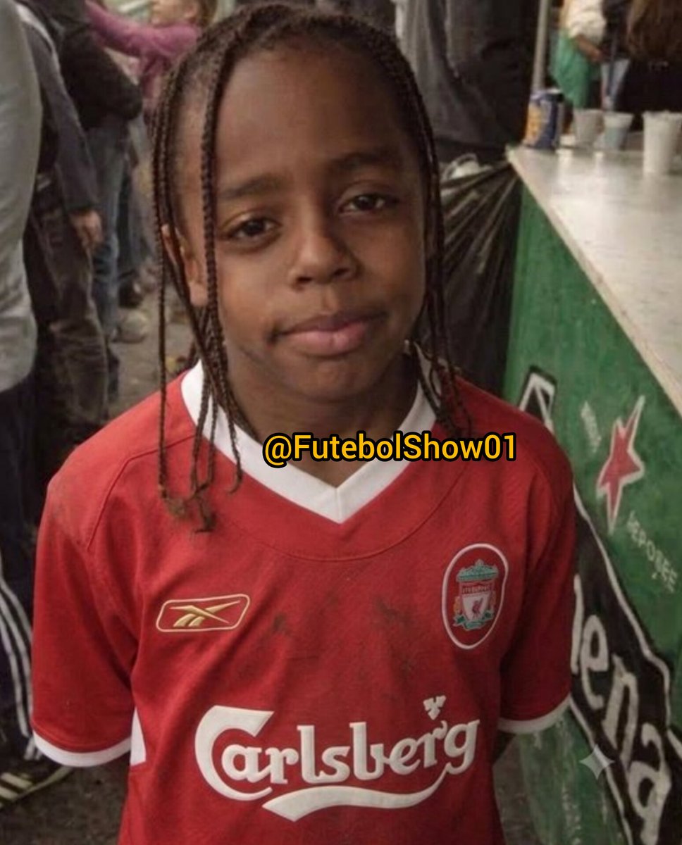 Futebolversati1's tweet photo. 🚨 Bradley Barcola tem 23 anos. 🇫🇷 O PSG só ouviria propostas perto de €130 milhões. O Liverpool estaria disposto a oferecer €80 milhões. A foto dele ainda criança com a camisa dos Reds, o Liverpool quer o Barcola pro lugar de Salah,Será que esse negócio acontece? 👀 https://t.co/LtuSyY4YzJ