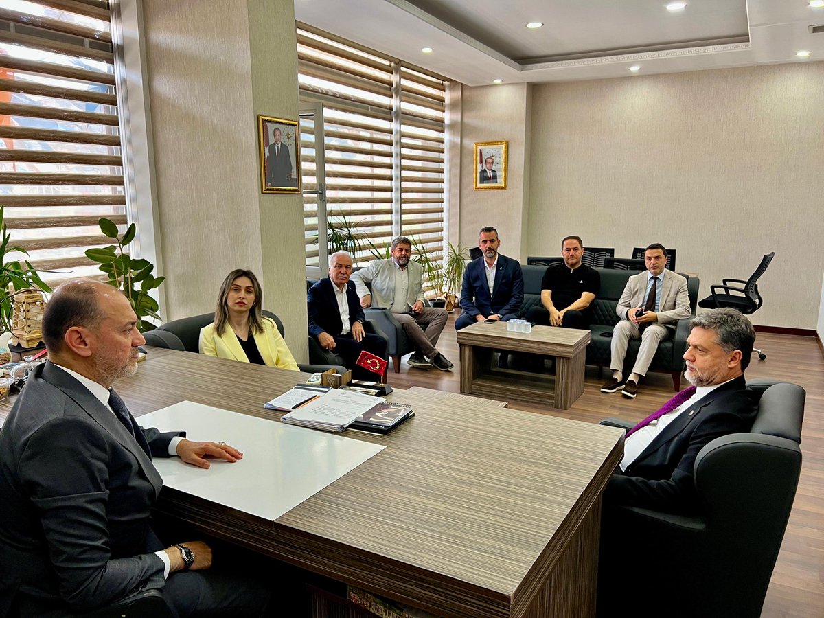 akyenimahalle06's tweet photo. 📍 AK Parti Yenimahalle İlçe Başkanlığı

İlçe Başkanımız @ekremyuce06 , İl Yönetim Kurulu Üyemiz @sibelcngiz İlçe Yürütme ve Yönetim Kurulu Üyelerimiz ile birlikte; Ankara Milletvekilimiz Sn. @mnedimyamali ’yı İlçe Başkanlığımızda ağırlamaktan memnuniyet duyduk.

Nazik ziyaretleri ve kıymetli değerlendirmeleri için kendilerine teşekkür ediyor, çalışmalarında muvaffakiyetler diliyoruz.