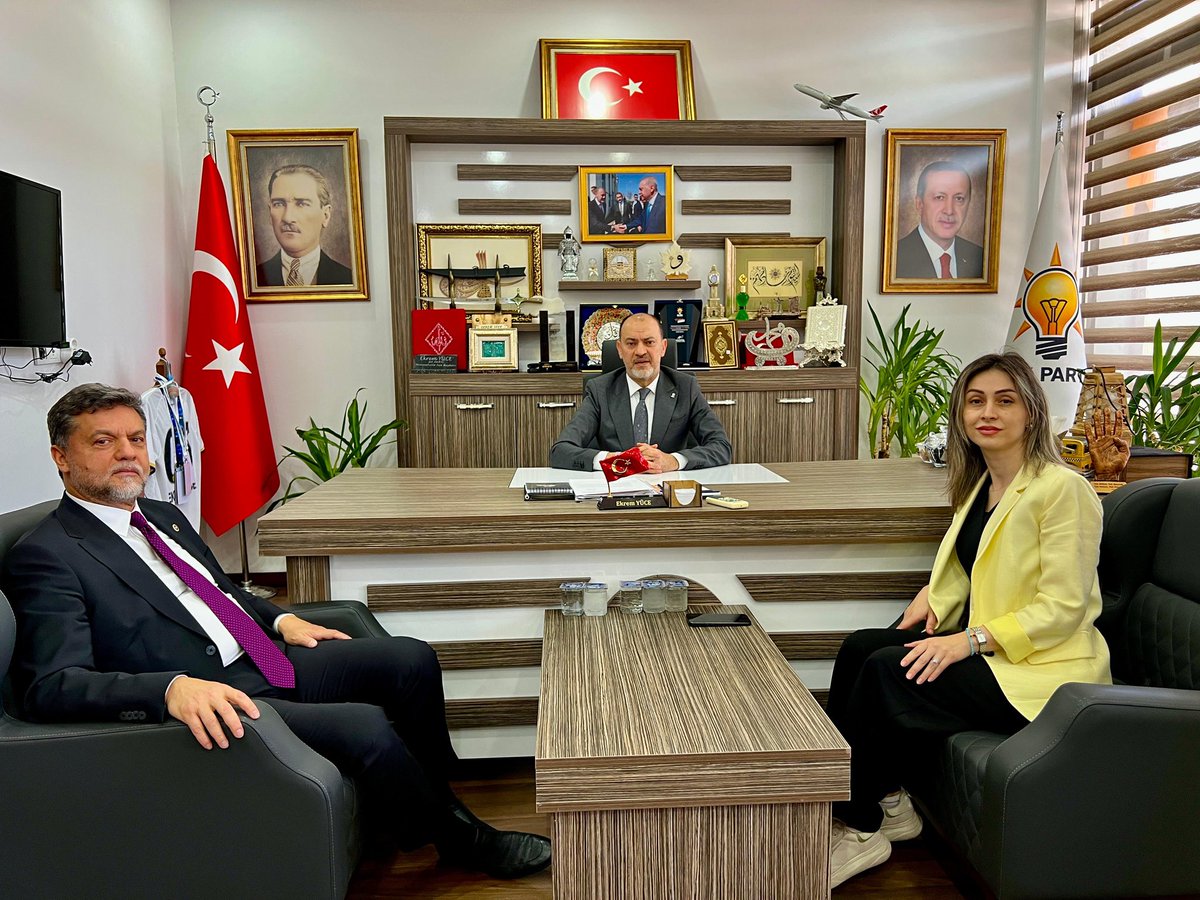 akyenimahalle06's tweet photo. 📍 AK Parti Yenimahalle İlçe Başkanlığı

İlçe Başkanımız @ekremyuce06 , İl Yönetim Kurulu Üyemiz @sibelcngiz İlçe Yürütme ve Yönetim Kurulu Üyelerimiz ile birlikte; Ankara Milletvekilimiz Sn. @mnedimyamali ’yı İlçe Başkanlığımızda ağırlamaktan memnuniyet duyduk.

Nazik ziyaretleri ve kıymetli değerlendirmeleri için kendilerine teşekkür ediyor, çalışmalarında muvaffakiyetler diliyoruz.