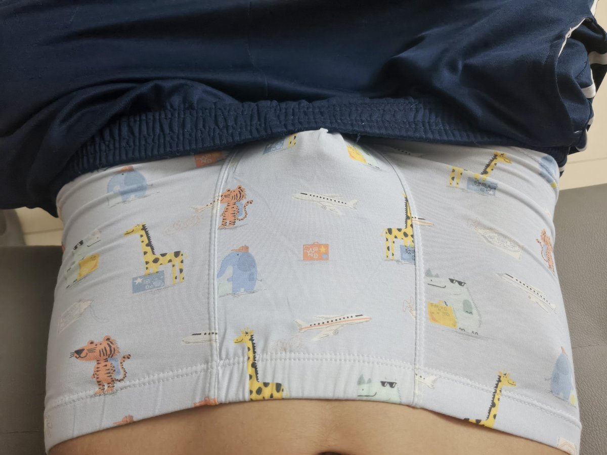 NiuZi34227's tweet photo. #abdl #tbdl #幼兒退行 #おむつ #正太 #正太内裤 校裤下是我的新的小内裤😋 https://t.co/om7Mm4XzzG