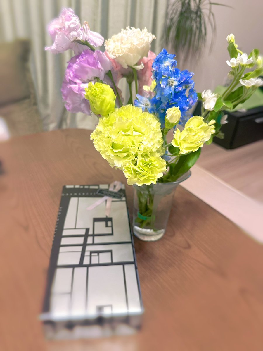 yuu_nouchi's tweet photo. 誕生日にすみすから貰ったお花は、しっかり花瓶に刺して大事に飾ってます💐 https://t.co/hKTrNperJ2