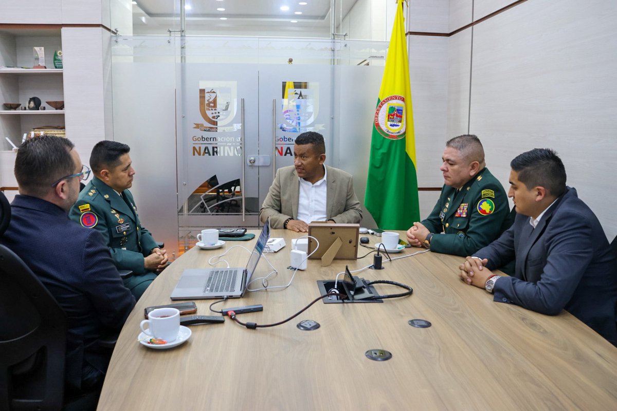 LuisAlfonsoEsc's tweet photo. Hoy sostuvimos un encuentro con el Brigadier General Juan José Guzmán, actual Comandante de la Brigada 23, y el Brigadier General Milton Escobar, quien asumirá próximamente el mando de esta unidad.

Al General Guzmán le expreso mi profundo agradecimiento por su compromiso con #Nariño, por la confianza construida durante este tiempo y por el trabajo conjunto que permitió fortalecer la seguridad, proteger la vida y crear mejores condiciones para la construcción de la #PazTerritorial. Le doy la bienvenida al General Escobar, con la convicción de que seguiremos trabajando de manera articulada con el @COL_EJERCITO.

En #Nariño los resultados demuestran que la seguridad y la paz avanzan juntas. Ese seguirá siendo el camino para transformar nuestro territorio.