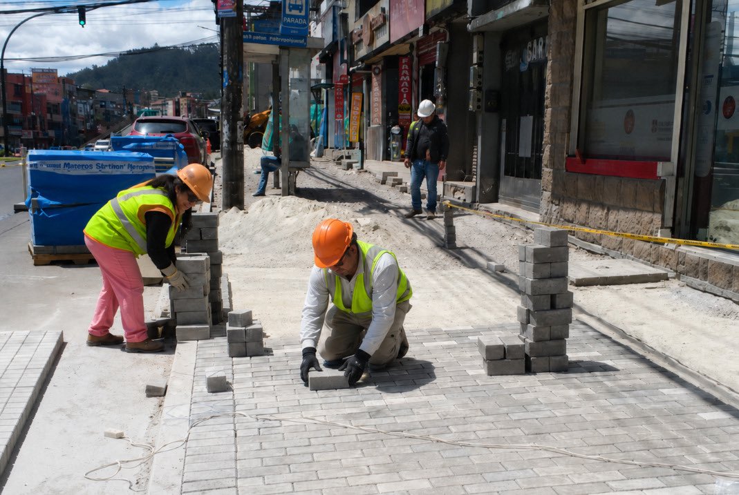 ObrasQuito's tweet photo. 🚧#QuitoConObras |  Avanzamos con trabajos para el soterramiento de cables en la #AvAlonsoDeAngulo🚧

En los tramos ya intervenidos iniciamos la fase de adoquinado e instalación de guías podotáctiles. De esta manera, garantizamos veredas modernas e inclusivas para todos.

#QuitoRenace #QuitoNoSeDetiene