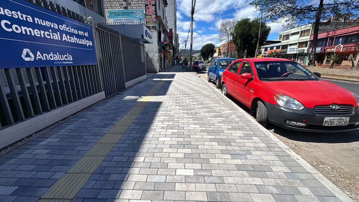 ObrasQuito's tweet photo. 🚧#QuitoConObras |  Avanzamos con trabajos para el soterramiento de cables en la #AvAlonsoDeAngulo🚧

En los tramos ya intervenidos iniciamos la fase de adoquinado e instalación de guías podotáctiles. De esta manera, garantizamos veredas modernas e inclusivas para todos.

#QuitoRenace #QuitoNoSeDetiene