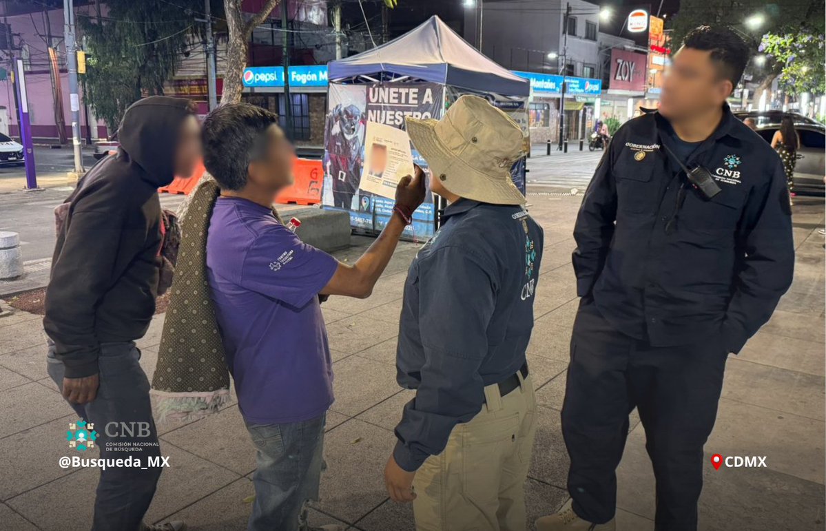 Busqueda_MX's tweet photo. ⚠️ #AccionesDeBúsqueda | #CDMX | #Nacional

Como parte de las labores permanentes de búsqueda, personal de la Comisión Nacional de @Busqueda_MX realizó acciones de búsqueda individualizada en campo en vida en la #CDMX, donde se llevaron a cabo trabajos encaminados a la localización de personas desaparecidas con la presencia y participación permanente de los familiares de personas desaparecidas.

Las actividades consistieron en la conformación de células de trabajo integradas por personal institucional y familiares, recorridos pedestres en diversos polígonos de búsqueda identificados y delimitados con anterioridad, conversaciones con población en la vía pública, verificación de puntos de interés y difusión mediante pega de cédulas de búsqueda en diversas calles y avenidas.

Las búsquedas en territorio son prioridad para el @GobiernoMX. Continuamos impulsando búsquedas en vida y forense, con acompañamiento a las familias y enfoque de derechos humanos.

#PersonasDesaparecidas #AlertaNacional #BúsquedaNacional #HastaEncontrarles