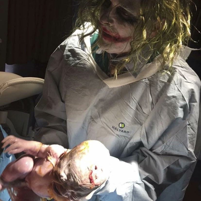 AcervoCharts's tweet photo. Médico é chamado às pressas para realizar um parto enquanto comemorava o Halloween. https://t.co/b9GeOvMUng