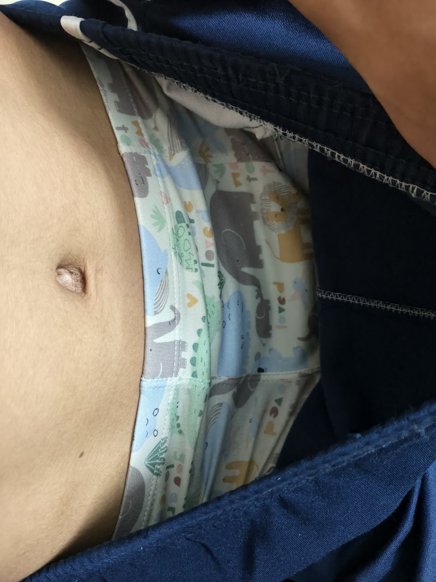 NiuZi34227's tweet photo. #abdl #tbdl #幼兒退行 #おむつ #正太 #正太内裤 校裤下是我的新的小内裤😋 https://t.co/om7Mm4XzzG