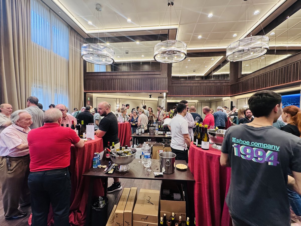 yummybull's tweet photo. -Ambiente muy divertido en la tercera edición del salón Viñadores, donde no conocía ninguna de las bodegas participantes y eso siempre resulta muy refrescante 🤓. Magníficamente organizado por mi compañero Carmelo de @HitCooking , aunque a las 20 horas nos echaron como si estuviéramos en la discoteca de jóvenes 😆.

-Llegué un poquito justa, pero  lo que probé me gustó mucho. Por circunstancias de la vida era todo de Ribera/Arlanza. Especialmente los vinazos del proyecto El Majuelo del Abuelo. Creo que Fernando ni sospecha la calidad de lo que tiene entre manos... Si os cruzáis con ellos, no los dejéis escapar. 

-Un clarete también de la zona, Alilian, fue el favorito del público. Y es que  es el vino perfecto para el verano. Ligero, pero con entidad.