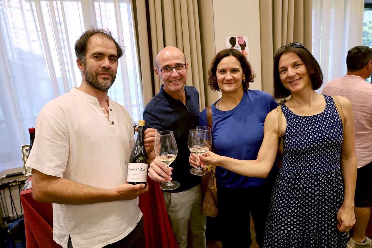 yummybull's tweet photo. -Ambiente muy divertido en la tercera edición del salón Viñadores, donde no conocía ninguna de las bodegas participantes y eso siempre resulta muy refrescante 🤓. Magníficamente organizado por mi compañero Carmelo de @HitCooking , aunque a las 20 horas nos echaron como si estuviéramos en la discoteca de jóvenes 😆.

-Llegué un poquito justa, pero  lo que probé me gustó mucho. Por circunstancias de la vida era todo de Ribera/Arlanza. Especialmente los vinazos del proyecto El Majuelo del Abuelo. Creo que Fernando ni sospecha la calidad de lo que tiene entre manos... Si os cruzáis con ellos, no los dejéis escapar. 

-Un clarete también de la zona, Alilian, fue el favorito del público. Y es que  es el vino perfecto para el verano. Ligero, pero con entidad.