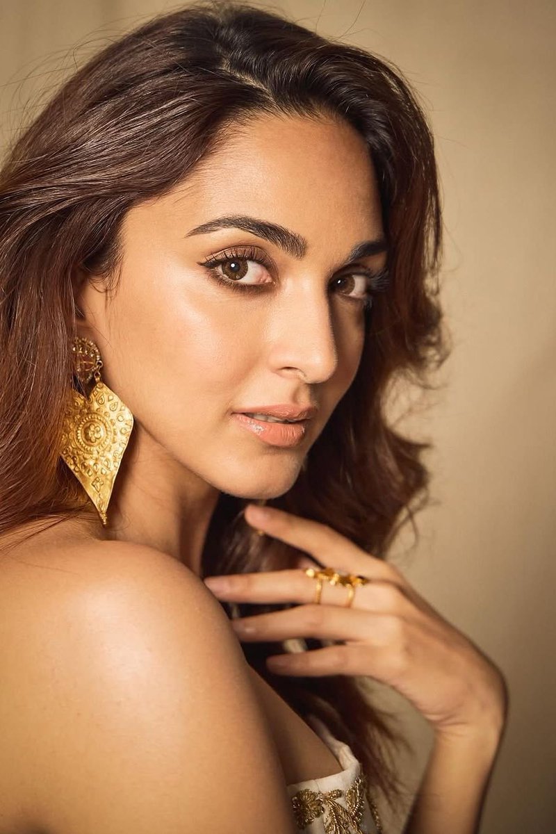 Anushkianxx's tweet photo. Is kiara advani is sheena ryder โญlook like . I see no difference.
#sheenaryder
#kiaraadvani https://t.co/CoRYAen08e