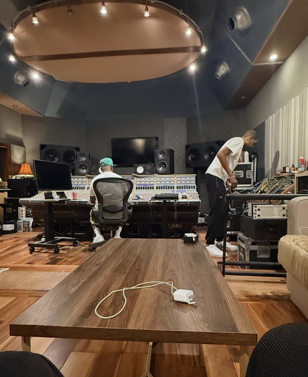 TheRocSupremacy's tweet photo. 👀🚨🚨🚨🚨 B!NK was in the studio with Young Guru recently https://t.co/JCyns07HYv