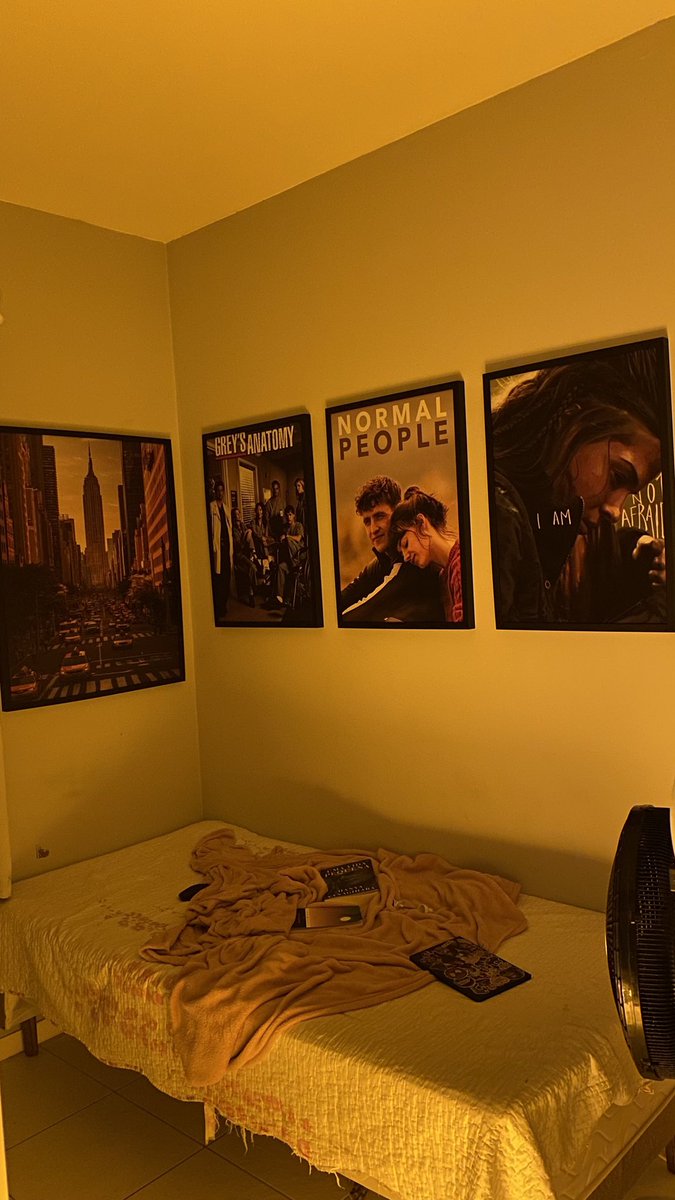 Samiiistudy's tweet photo. O quarto de uma mulher de 21 anos https://t.co/KWd2rTTEOd