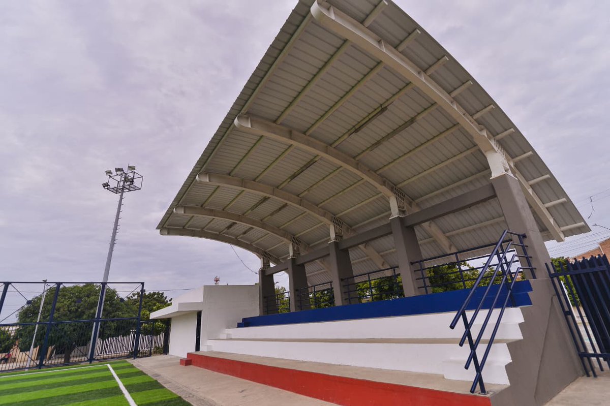 ErnestoOrozcoD's tweet photo. A través de @InderValledupar reemplazamos la grama sintética, juegos, cubierta, entre otros. También modernizamos el Alumbrado Público y dejamos en óptimas condiciones este escenario ubicado en la comuna 3. Hoy lo entregamos a la comunidad y ya los niños juegan felices. #arreglandoEsto