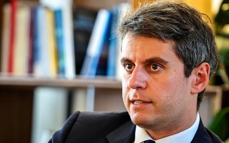 Ambition_France's tweet photo. Candidat à la présidentielle, le patron de Renaissance dévoile son plan choc pour réduire la dette. Parmi ses propositions, un grand plan de départs volontaires dans la fonction publique. https://t.co/oYtK88lsIL https://t.co/xtUTBwvDK2