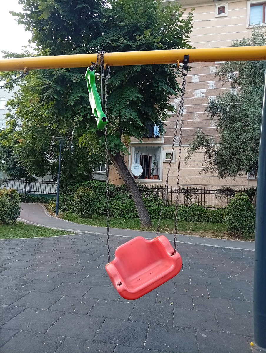 Gunay317's tweet photo. @BagcilarBld @BagcilarPark @muhtarhakan  Çınar mahallesi 856.sokaktaki parkta salıncak bozulmuş onarım gerekiyor teşekkürler. https://t.co/87PokTd7Mf