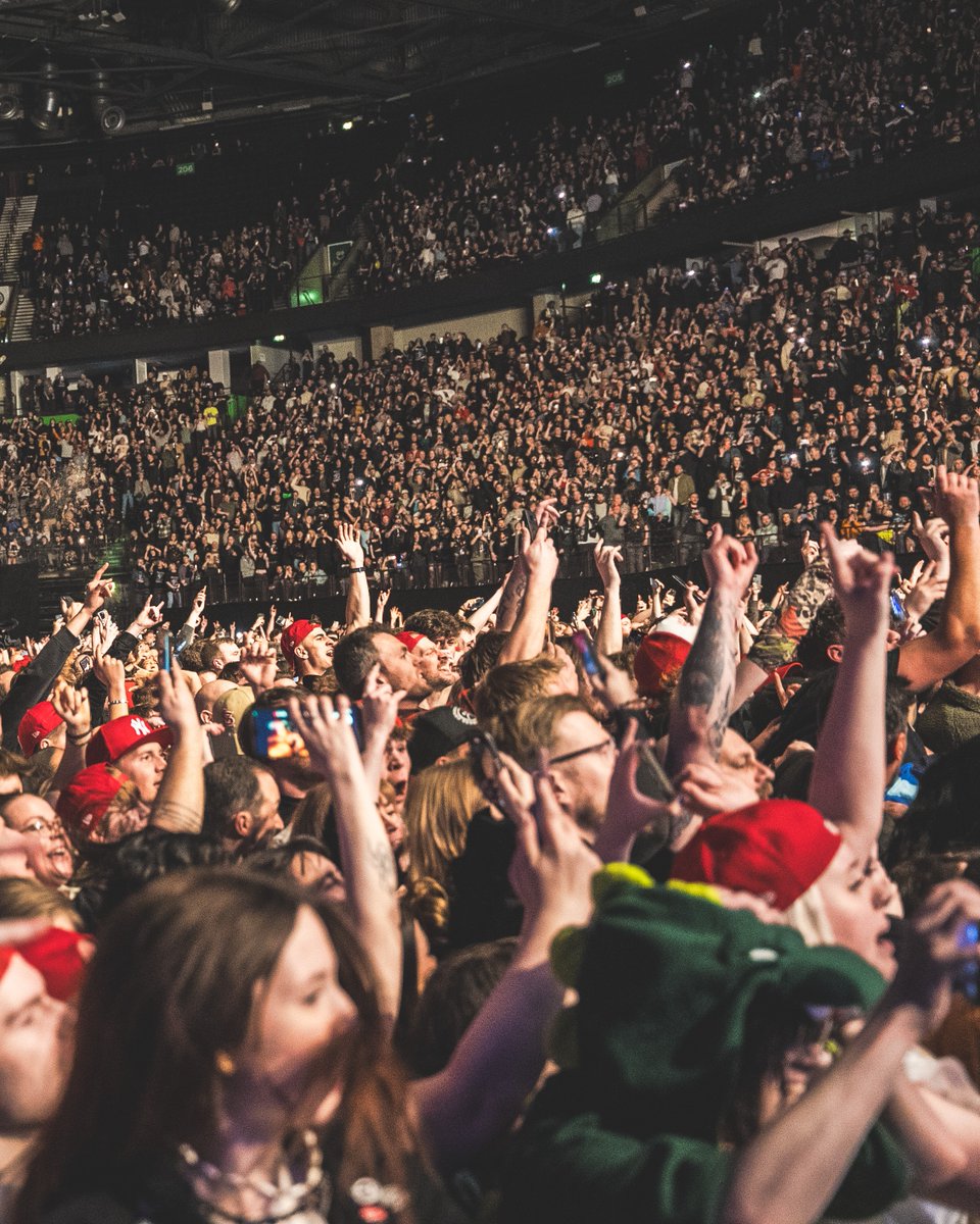 AOArena's tweet photo. Hands up if you love the weekend 🙌 https://t.co/8g5X6sXuxL