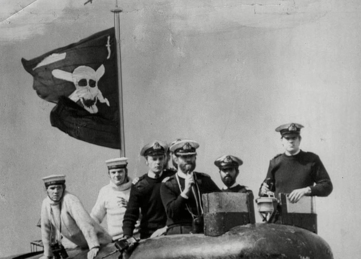 NavalInstitute's tweet photo. #OTD in 1982, HMS Conqueror arrived in Scotland while flying a Jolly Roger to signify the sub's successful operations during the Falklands War. The flag featured a silhouette of a cruiser representing ARA General Belgrano which had been torpedoed and sunk by Conqueror on 2 May. https://t.co/XBVVaCvBIz