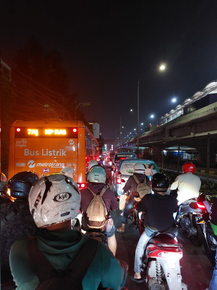 Abiyyu_Azmi's tweet photo. Dulu, awal-awal PP kantor-rumah rasanya mau misuh terus. Gondok banget tiap ngeliat pemandangan begini. 

2–3 jam per hari rasanya kayak kebuang gitu aja. Cuma jadi keringat dan sambat.

Buat seseorang yang tumbuh-besar di kabupaten di Jawa Timur, ini tuh rasanya kayak: WTH?!? https://t.co/PXABdsakDo