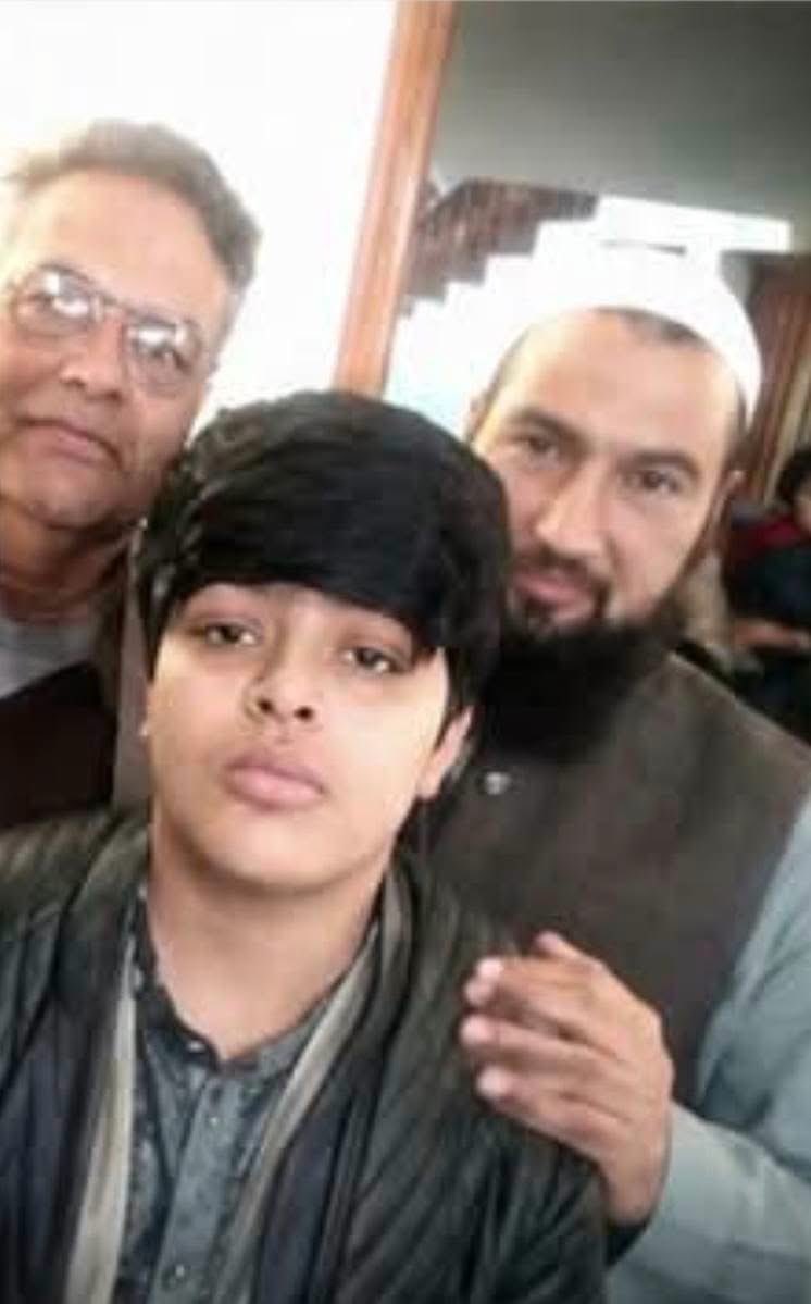 AfaqSomroo's tweet photo. #محبت_مافیا 
انہوں نے ڈوبتے ہوئے بچوں کے سامنے امدادی کشتی 
میں چھلانگ لگانا گوارا نہیں کیا حالانکہ وہ ماہر تیراک تھے 
محبت کی آخری آغوش بھی بیٹیوں کے ساتھ ڈوب گئی 
جھیل سیف اللہ کا دلدوز سانحہ
لاہور میں چھ جنازے ایک ساتھ اٹھے، ہر آنکھ اشک بار 
ایک بیٹی بشریٰ اوندل کی لاش نہیں ملی ہے 

وہ ایک ماہر تیراک تھے کہ جن کی پوری زندگی سمندر سے وابستہ رہی تھی۔ ریٹائرڈ لیفٹینینٹ کمانڈر عامر اوندل اپنے بچوں کو بچانے کی کوشش کرتے ہوئے پانی میں ڈوب گئے۔ 

بعض حادثے صرف زندگیاں نہیں چھینتے بلکہ ہمیشہ کے لیے دلوں پر ایسے زخم چھوڑ جاتے ہیں جو کبھی نہیں بھرتے۔ یکم جولائی کو خیبر پختونخوا کے ضلع سوات میں واقع سیف اللہ جھیل پر پیش آنے والا المناک کشتی حادثہ بھی ایسا ہی ایک دل دہلا دینے والا سانحہ تھا۔ جس نے لاہور کے ایک خوش و خرم خاندان کو پل بھر میں اجاڑ دیا۔

پاکستانی بحریہ کے ریٹائرڈ لیفٹینینٹ کمانڈر عامر اوندل اپنی اہلیہ اور بچوں کے ساتھ سیر و تفریح کے لیے سوات گئے تھے۔ ان کی بڑی بیٹی بشریٰ امریکہ سے چھٹیاں گزارنے پاکستان آئی تھیں، اور اسی خوشی میں پورے خاندان نے اکٹھے وقت گزارنے کا فیصلہ کیا تھا۔ مگر کسی نے تصور بھی نہ کیا تھا کہ یہ سفر ان کی زندگی کا آخری سفر ثابت ہو گا۔

چشم دید گواہوں کے مطابق کشتی اچانک تیز پانی کے بہاؤ میں آ کر بے قابو ہو گئی۔ امدادی لانچ قریب موجود تھی، مگر خوف اور گھبراہٹ کے باعث کشتی میں موجود افراد چھلانگ نہ لگا سکے۔ 

اس نازک لمحے میں لیفٹینینٹ کمانڈر عامر اوندل نے اپنی جان بچانے کے بجائے اپنے بچوں کو اپنے بازوؤں میں سمیٹ لیا۔ ایک باپ نے آخری لمحے تک اپنی اولاد کو تنہا نہیں چھوڑا۔ یہی منظر محبت، قربانی اور والدین کی بے لوث شفقت کی سب سے خوبصورت مگر سب سے دردناک تصویر بن گیا۔

اس سانحے میں عامر اوندل، ان کے بیٹے عبداللہ، بیٹیاں پروا اور راویل، جبکہ پروا کے دو کمسن بچے جاں بحق ہو گئے۔ امریکہ سے وطن آنے والی بشریٰ اوندل تاحال لاپتا ہیں، اور ان کی تلاش جاری ہے۔ یہ حادثہ ہمیں یاد دلاتا ہے کہ زندگی کتنی مختصر اور غیر یقینی ہے، اور اپنے پیاروں کے ساتھ گزارا گیا ہر لمحہ ایک انمول نعمت ہے۔

اللہ تعالیٰ مرحومین کو اپنی جوارِ رحمت میں اعلیٰ مقام عطا فرمائے، ان کی مغفرت فرمائے، بشریٰ اوندل کی جلد بازیابی یا ان کے بارے میں خیر کی خبر نصیب فرمائے، اور سوگوار خاندان کو یہ ناقابلِ برداشت صدمہ صبر و حوصلے کے ساتھ برداشت کرنے کی توفیق عطا فرمائے۔ آمین
منقول