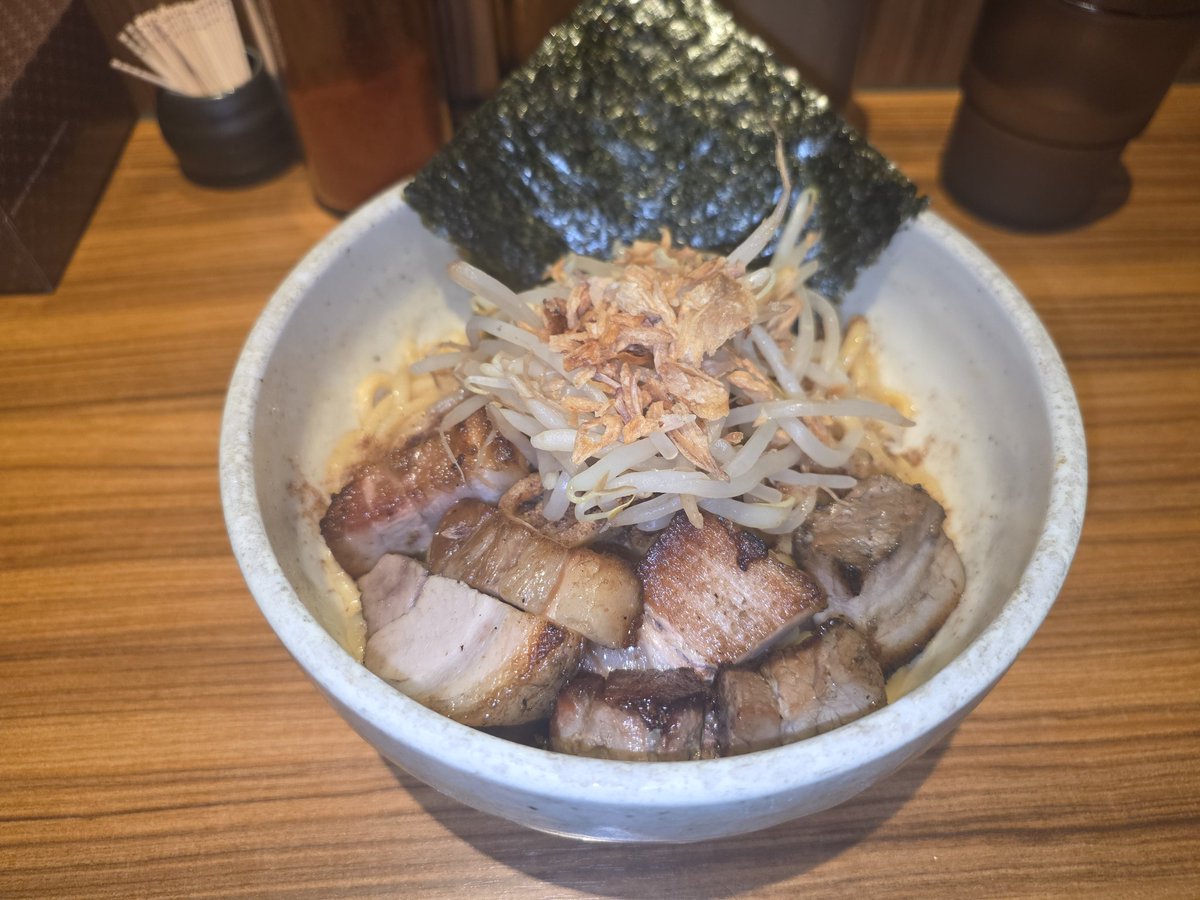 ryugoimano's tweet photo. 大塚最強の油そば屋
『破顔』
に満を持して行ってきた🍜

小（150g）
中（200g）
大（300g）
の価格が全部同じでしかも700円。
このご時世にバグってる。

価格が休業前の時代のまま。
心配になるくらい安い。

チャーシューが美味すぎて飛んだ。 https://t.co/3YNFZp2q2L