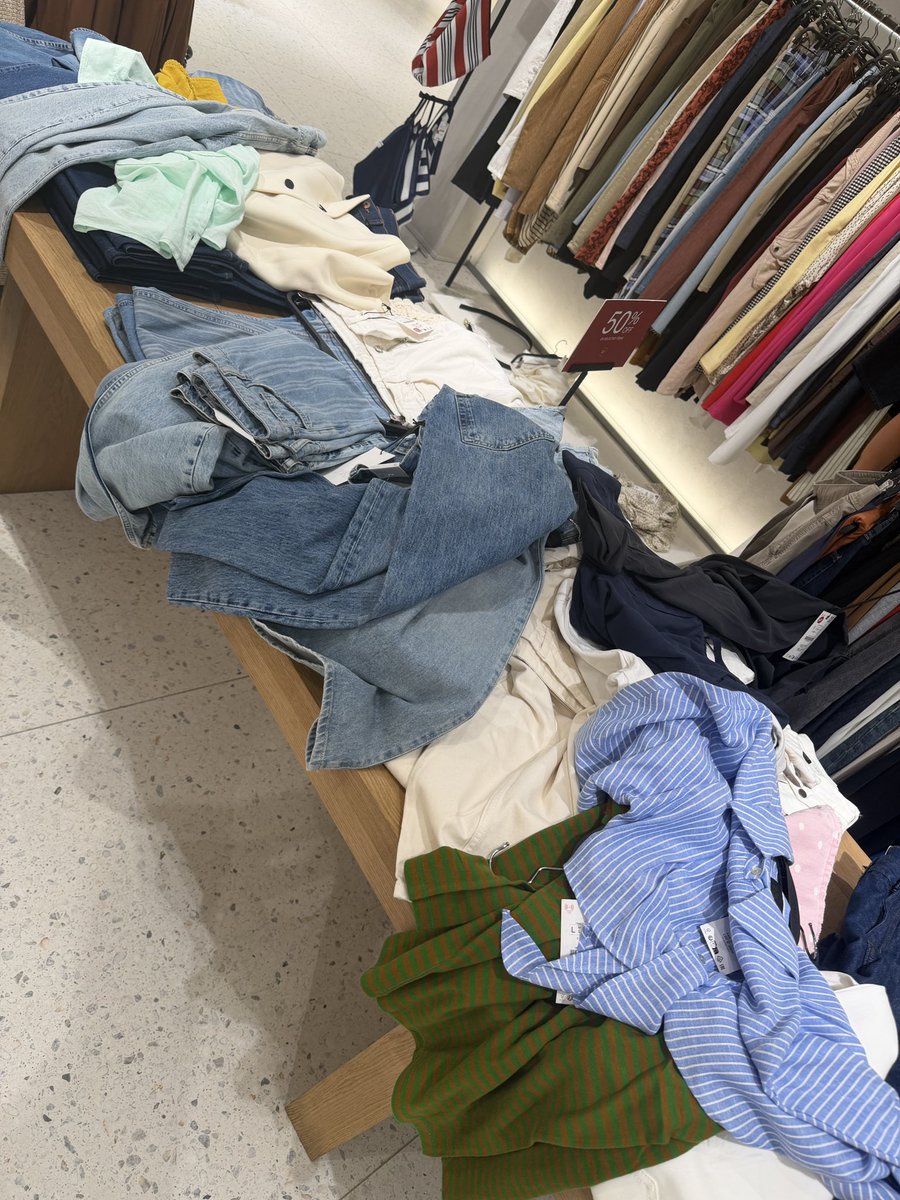 aaronlea98's tweet photo. What on earth happened to @ZARA standards walked into the Battersea branch today and it genuinely looks like a rummage sale/car boot sale @ZARA_Care this really needs looking into https://t.co/jqmKpwnsmo
