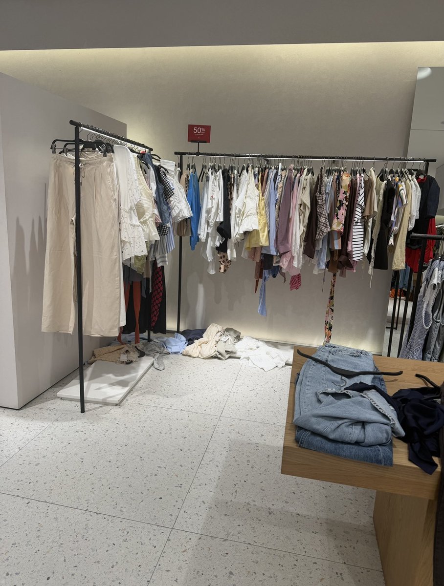 aaronlea98's tweet photo. What on earth happened to @ZARA standards walked into the Battersea branch today and it genuinely looks like a rummage sale/car boot sale @ZARA_Care this really needs looking into https://t.co/jqmKpwnsmo