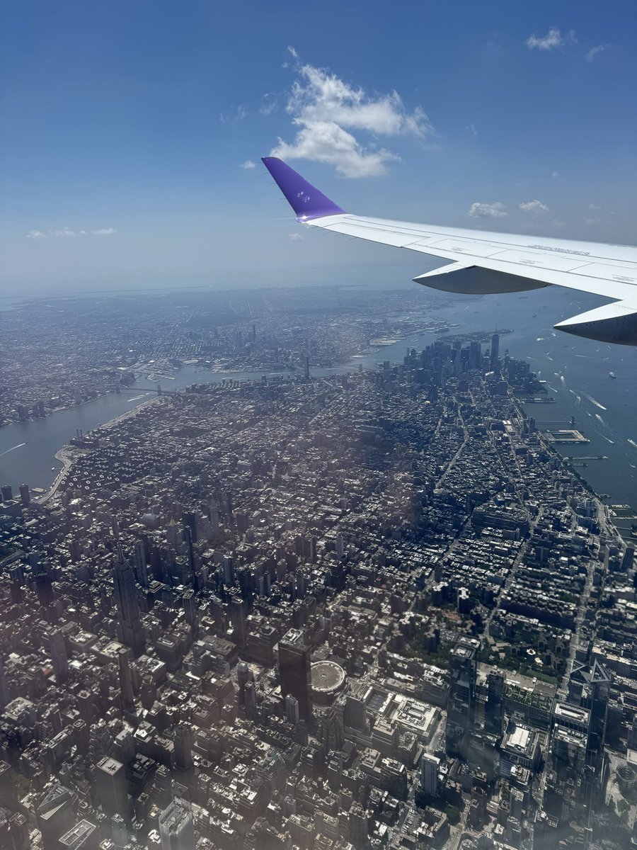 juniorjuless's tweet photo. Plane was running early so we circled manhattan and literally flew right over msg pilot knew i needed the sky view of tayvis wedding venue mhmm https://t.co/Q7YLrOELg3