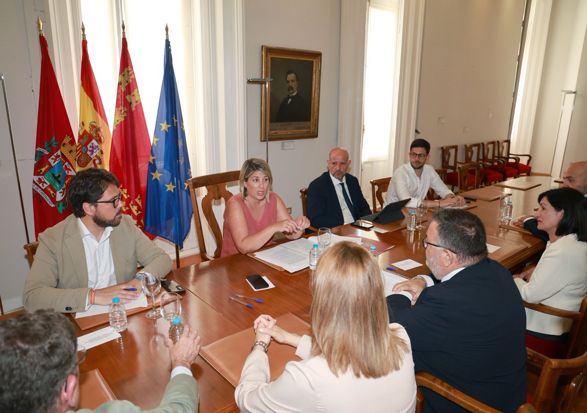 NoeliaArroyoHer's tweet photo. Reforzamos nuestro frente común con @COEC_Cartagena para exigir al Gobierno de España el fin del aislamiento ferroviario, la ampliación del puerto y la defensa del trasvase. 
No caben más retrasos ni bloqueos en infraestructuras estratégicas de las que depende nuestro futuro.

🔗 https://t.co/KJsbUug35c