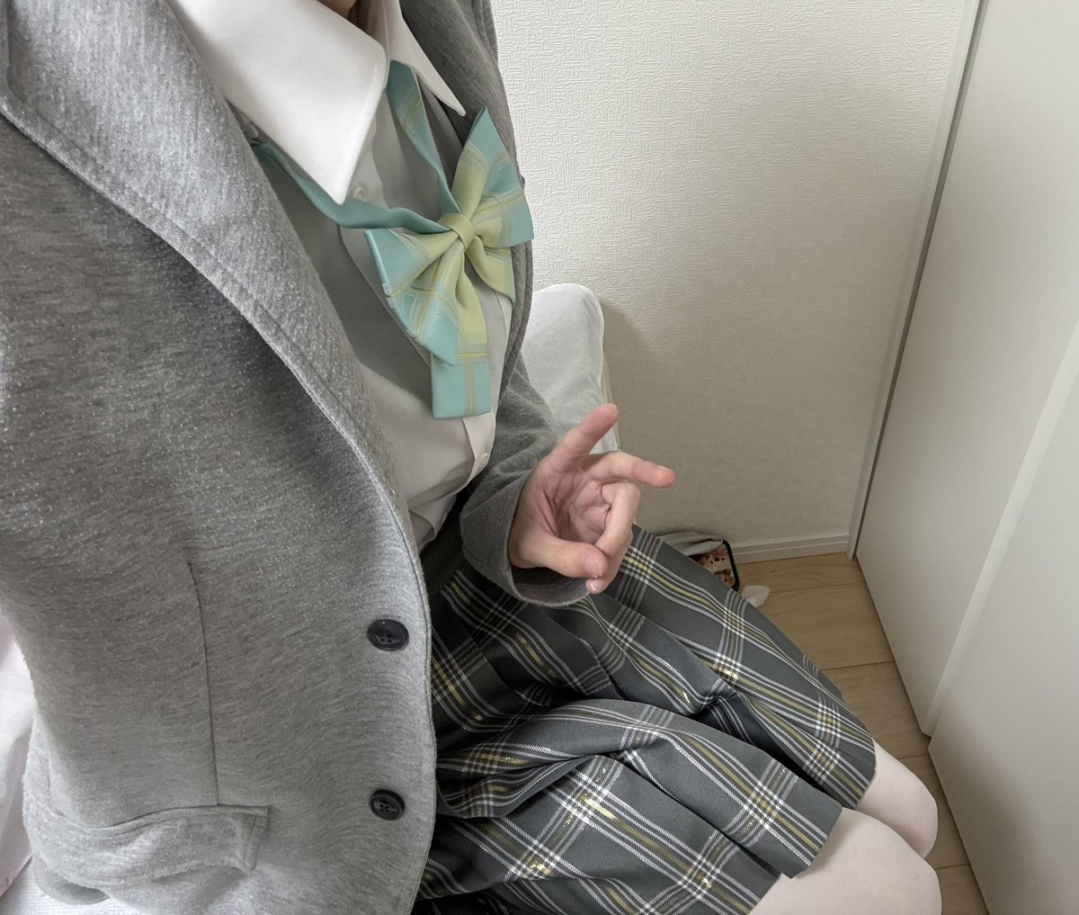 AmiaPhotrool's tweet photo. キメラみたいなことしてる
(高校の時のシャツ＋制服ホタのスカートとリボン＋上着) https://t.co/JF5fxLXTlG