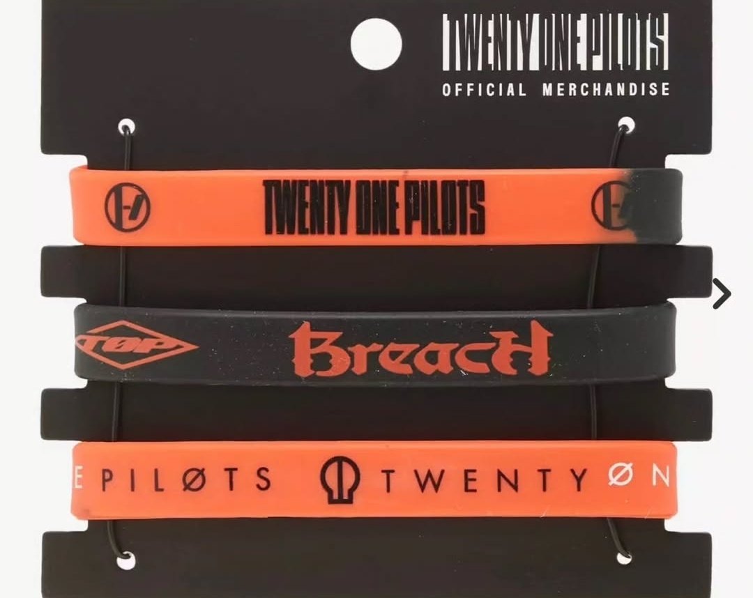 THEJUDGEOHNO's tweet photo. The blurry paint AND blurryface cover and logo with breach merch is so?!?!??!? IM SCARED https://t.co/6cbdoHDfgG