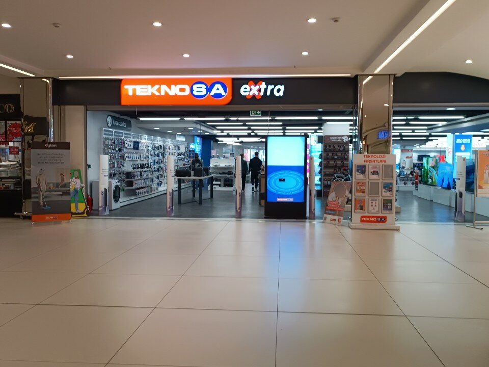 tuketicideney's tweet photo. Teknosa’da 19.999 TL olarak tanıtılan telefonun faturada 25.999 TL olduğu fark edildi; müşteri, kutu açıldığı için iade alınmadığını belirtti. MÜŞTERİ KANDIRILMIŞ HİSSEDİYOR.

♦️Takipçi şikâyeti:

“25 Nisan 2026 tarihinde Bursa Zafer Plaza Teknosa mağazasına telefon almak için gittik.

15-20 bin TL aralığında telefon baktığımızı söyledik.

Mağaza personeli bize Oppo A6 Pro model telefonun 19.999 TL’ye düştüğünü göstererek ürünü tanıttı.

Satın alma aşamasına geçildiğinde başka bir personel kapalı kutulu telefonu getirdi ve ödeme noktasında Fibabanka alışveriş kredisi çekildi.

Telefon kurulumu için ürün kutusundan çıkarıldı.

Daha sonra mağazada faturayı incelediğimde telefonun fiyatının 25.999 TL olduğunu fark ettim.

Başka bir personele sorduğumda, ürünün 5G özellikli olduğu için fiyat farkı bulunduğu söylendi.

Biz ise bize tanıtılan ve satın almaya karar verdiğimiz telefonun 19.999 TL fiyatlı model olduğunu belirttik.

Kutuyu getiren personel hatasını kabul etti ancak mağaza iade kabul etmeyeceklerini söyledi.

Bunun yerine bizi Tüketici Hakem Heyeti’ne yönlendirdiler ve sürecin yaklaşık 2 hafta içinde sonuçlanabileceğini söylediler.

Bu süreçte telefonu kullanabileceğimiz de belirtildi.

Ancak 2 ay sonra başvurumuza ret cevabı geldi.

Bize tanıtılan ürün ile fatura edilen ürün arasında 6.000 TL fark oluşmasına rağmen Teknosa tarafından kalıcı bir çözüm sunulmadı.

Yaşanan süreçte yanlış ürün getirildiğini ve bu farkın tüketiciye yansıtıldığını düşünüyoruz.

Teknosa’dan, 19.999 TL olarak tanıtılan ürün yerine 25.999 TL’lik ürün satılması nedeniyle oluşan mağduriyetimizin giderilmesini ve aradaki fiyat farkına ilişkin çözüm sunulmasını talep ediyoruz.”