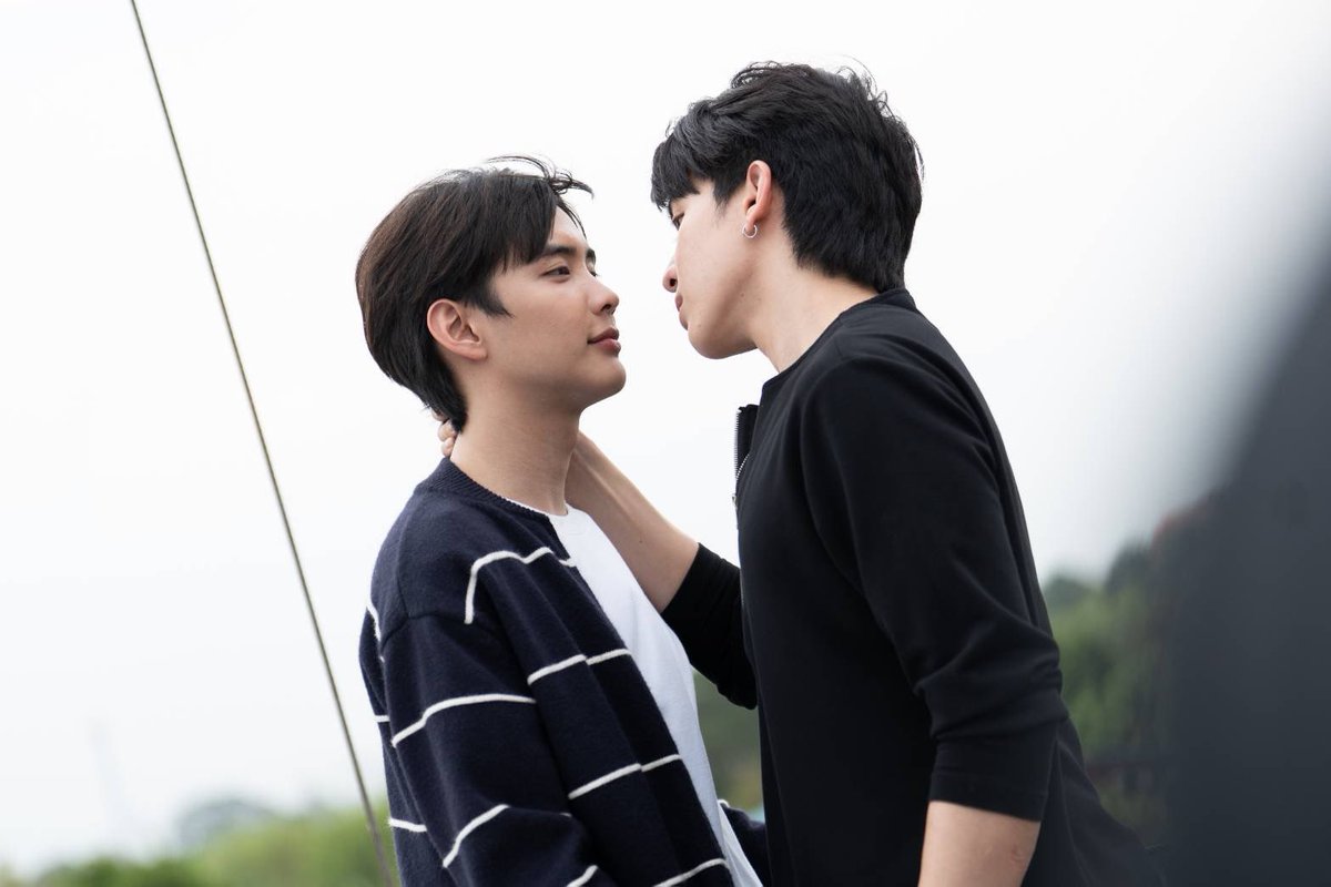 RainbowNewsent's tweet photo. ดีใจจนสลบ! “กอล์ฟ” ขยับสถานะ “พาย” เลื่อนขั้นเป็นแฟนส่งท้ายตอนจบซีรีส์ “FOUREVER YOU Part 2 : Lately, It's Winter Season”
#พายกอล์ฟ #PieGolf
#pie_saran #golfpasatorn
#FoureverYouProjectPart2 #LatelyItsWinterSeason #GMM25 #WeTV
เมื่อรู้ใจตัวเองว่าพร้อมที่จะรัก “ไทเกอร์” (พาย ศรัณวุฒิ) อย่างคนรัก “เดือนหนาว” (กอล์ฟ พสธร) ไม่รอช้ารีบเอ่ยปากขอไทเกอร์เป็นแฟนในทันที จนไทเกอร์ที่ไม่ทันตั้งตัวดีใจจนสลบไป ทำเอาเดือนหนาวตกใจ ร้อนถึง“โจฮัน” (แม็กกี้ รชต) และ “นอร์ธ” (บาส หัสณัฐ) ต้องรีบพาส่งโรงพยาบาล เรื่องรักกำลังเดินหน้า เรื่องปัญหาอันหนักหน่วงในใจของไทเกอร์ของเริ่มจะคลี่คลาย เมื่อ “สิงห์” (อ๋อง สิทธานต์) พี่ชายขึ้นรับตำแหน่งหัวหน้าแทนพ่อ ติดตามชมในซีรีส์ “Fourever You Project Part 2 : Lately, It's Winter Season” EP.24 (ตอนจบ) วันพฤหัสบดีที่ 2 กรกฎาคม 2569 เวลา 20.30 น. ทางช่อง GMM25 และรับชมเวอร์ชัน Uncut บนแอป WeTV ที่เดียวเท่านั้น แฟนๆ สามารถติดตามความเคลื่อนไหวต่างๆ ได้ทาง Facebook : StudiowabisabiTH | Youtube : StudioWabiSabi | IG : studiowabisabith | X : wabisabith