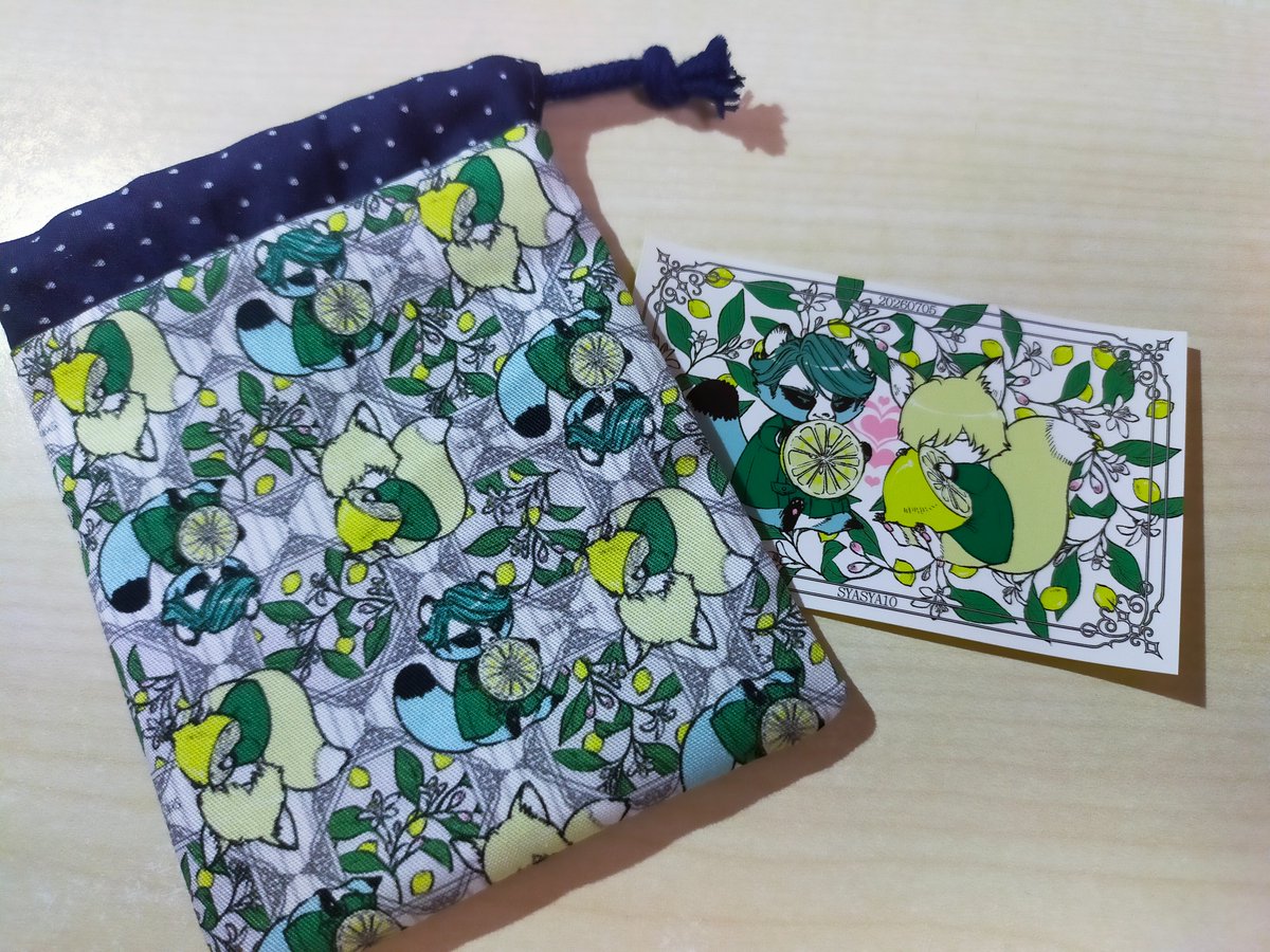 syasyatto's tweet photo. ノベルティはミニ巾着とステッカーです。巾着ほんとミニサイズだから、ぬい服でもいれるかなって感じの大きさ(そのために作りましたねハイ https://t.co/KWlya3e8PL