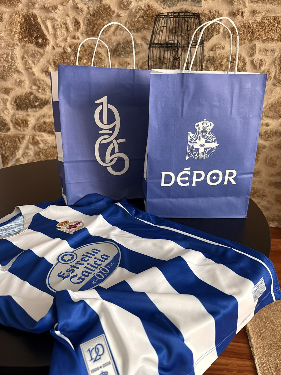 AlbertoPombo_'s tweet photo. Para min, a camiseta máis bonita dos últimos 30 anos. Azul cobalto e prata. Estilo Sargadelos totalmente.

E ese escudo… aaaaai 💙💙💙

#odéporédacoruña! Parbéns @RCDeportivo https://t.co/CqoYMBgqL2