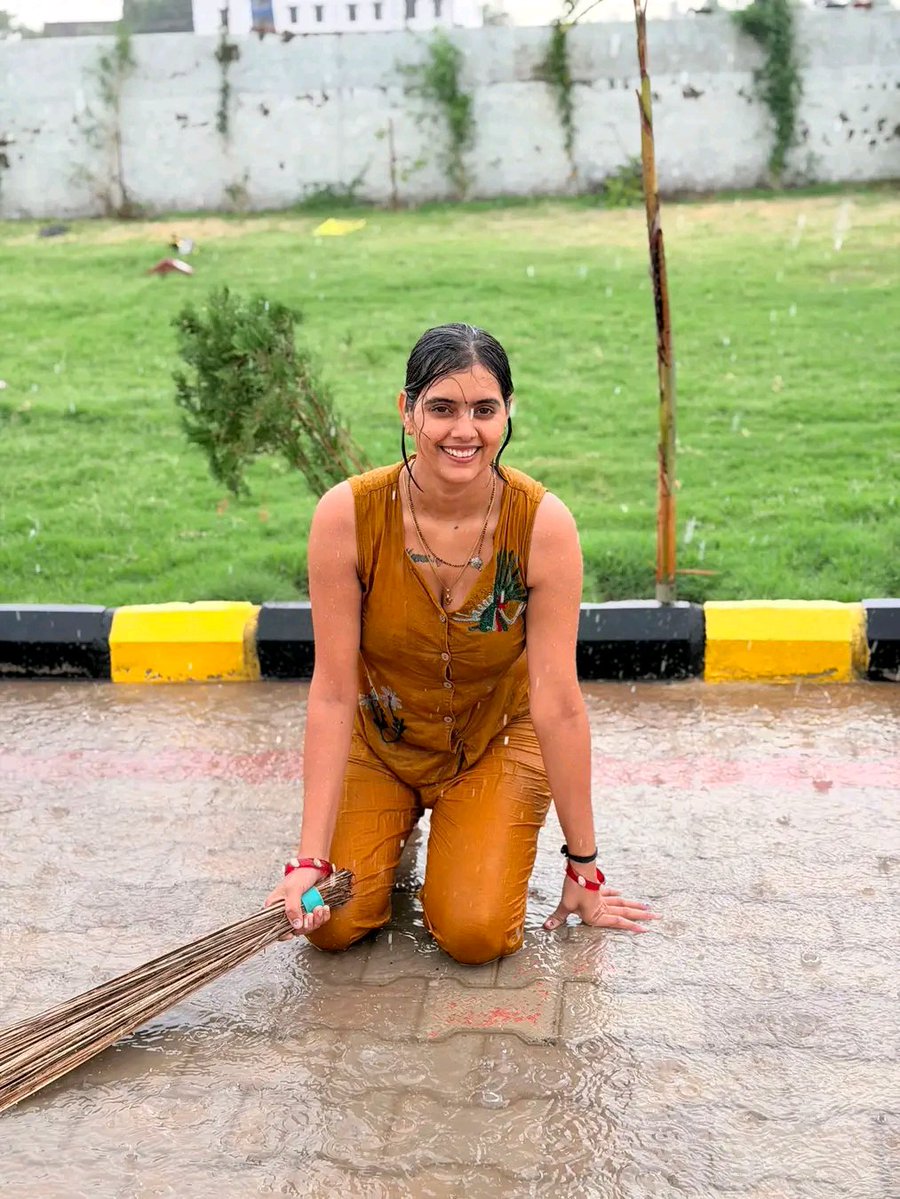 meenu__raj's tweet photo. मुझे बहुत पसंद है बरसात ☔️ #meenu #barsat https://t.co/VACihJXIjq