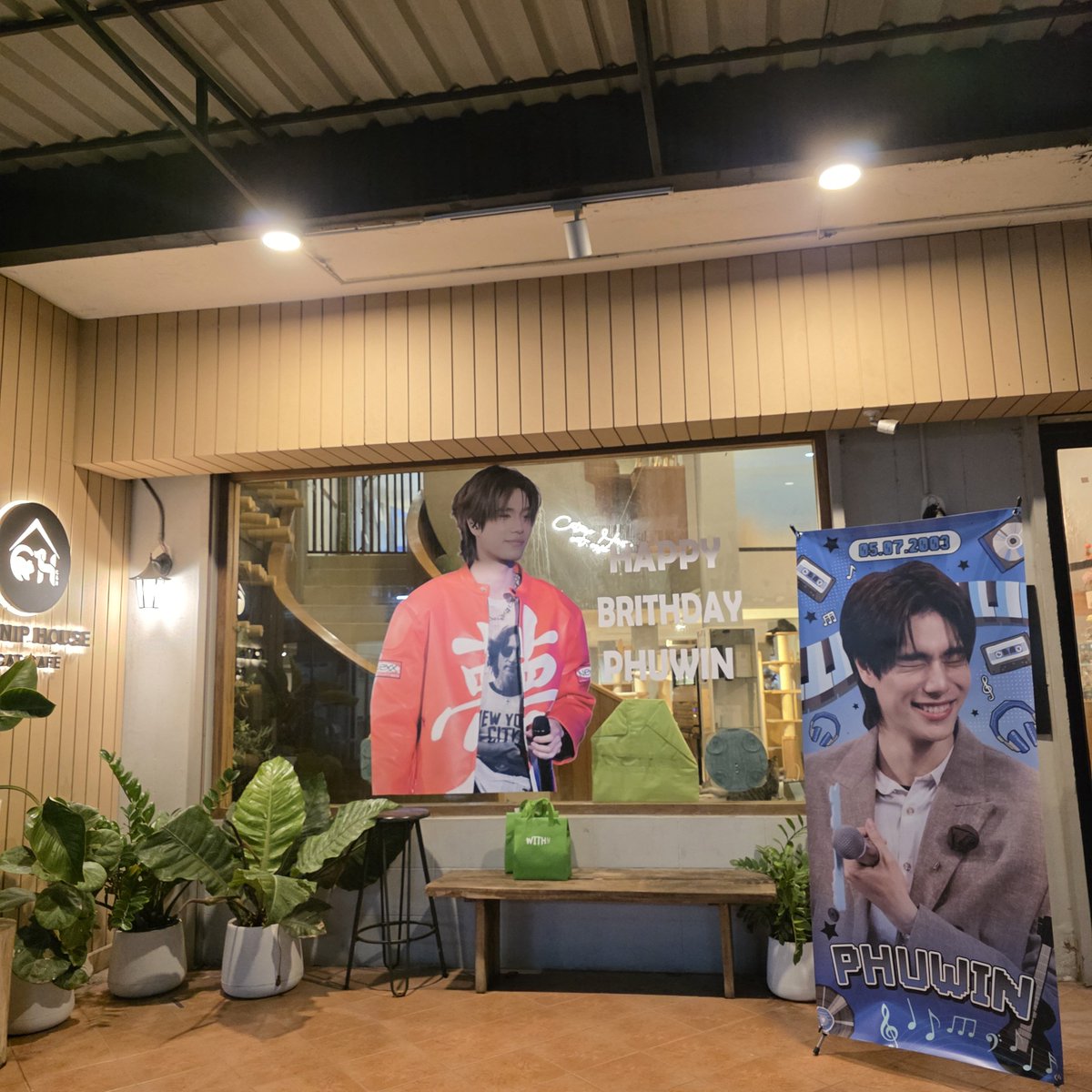 theepeach__'s tweet photo. 💖Phuwin Birthday Project💖
แวะมาถ่ายรูปกันเยอะนะคะ

📍 : Catnip House Cat Cafe 
🗓️ : 4-9 July 2026
🕚 : 11 a.m. - 9 p.m.

Project By @Tanntrk @theepeach__

#phuwintang https://t.co/W05HzOY3KD
