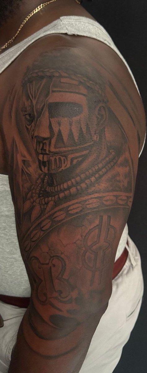 DrPainkiller073's tweet photo. À défaut de vous renseigner un minimum, vous n'êtes pas obligé de tout comprendre.
Avancer que les noirs font des tatoos pour "imiter les autres", c'est profondément méconnaître l'histoire, les us et coutumes des peuples qui nous ont précédé.

Bref. https://t.co/JQS0wHaCXu