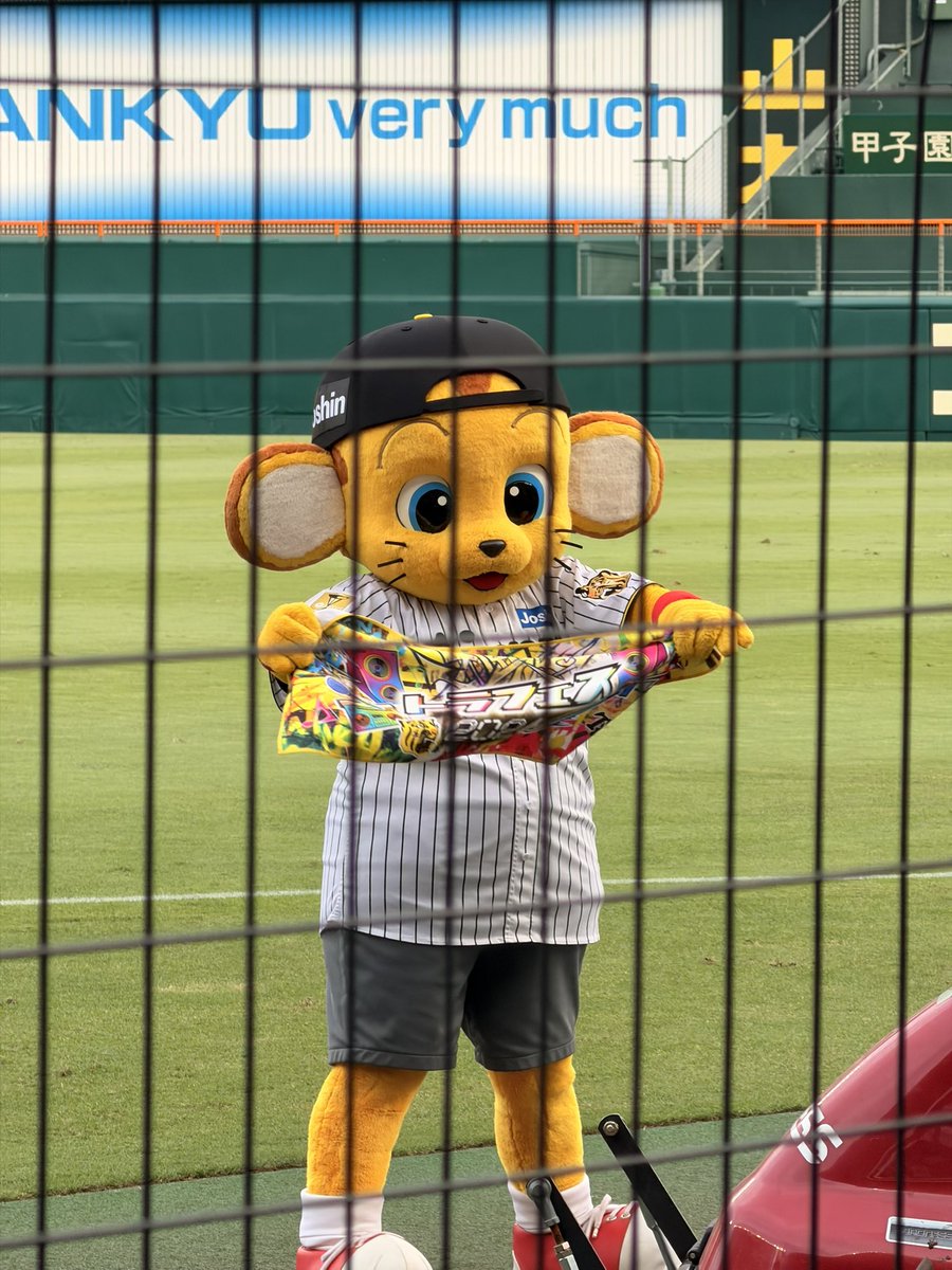 baseball_jp_sw's tweet photo. 父と

ヤクルトすいません！！！一塁側です
甲子園しかほぼ行ってないので阪神の応援歌覚えてていつもは三塁側から圧巻やなーと思って見ている仲間に入れて楽しかったです https://t.co/XY0hq7SQMm