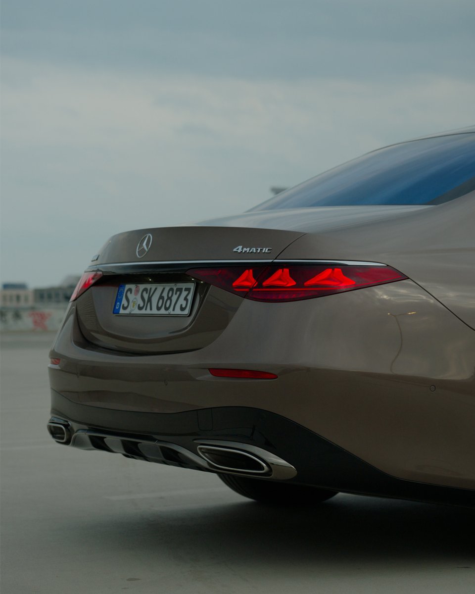 MercedesBenz's tweet photo. The new #SClass is designed to lead and set the benchmark for comfort and performance. The same icon with a sharper look. 

#MercedesBenz #WelcomeHome #140YearsOfInnovation

[Mercedes-Benz S 500 4MATIC Limousine | Energieverbrauch kombiniert: 8,9‒8,2 l/100 km | CO₂-Emissionen kombiniert: 203‒186 g/km | CO₂-Klasse: G]