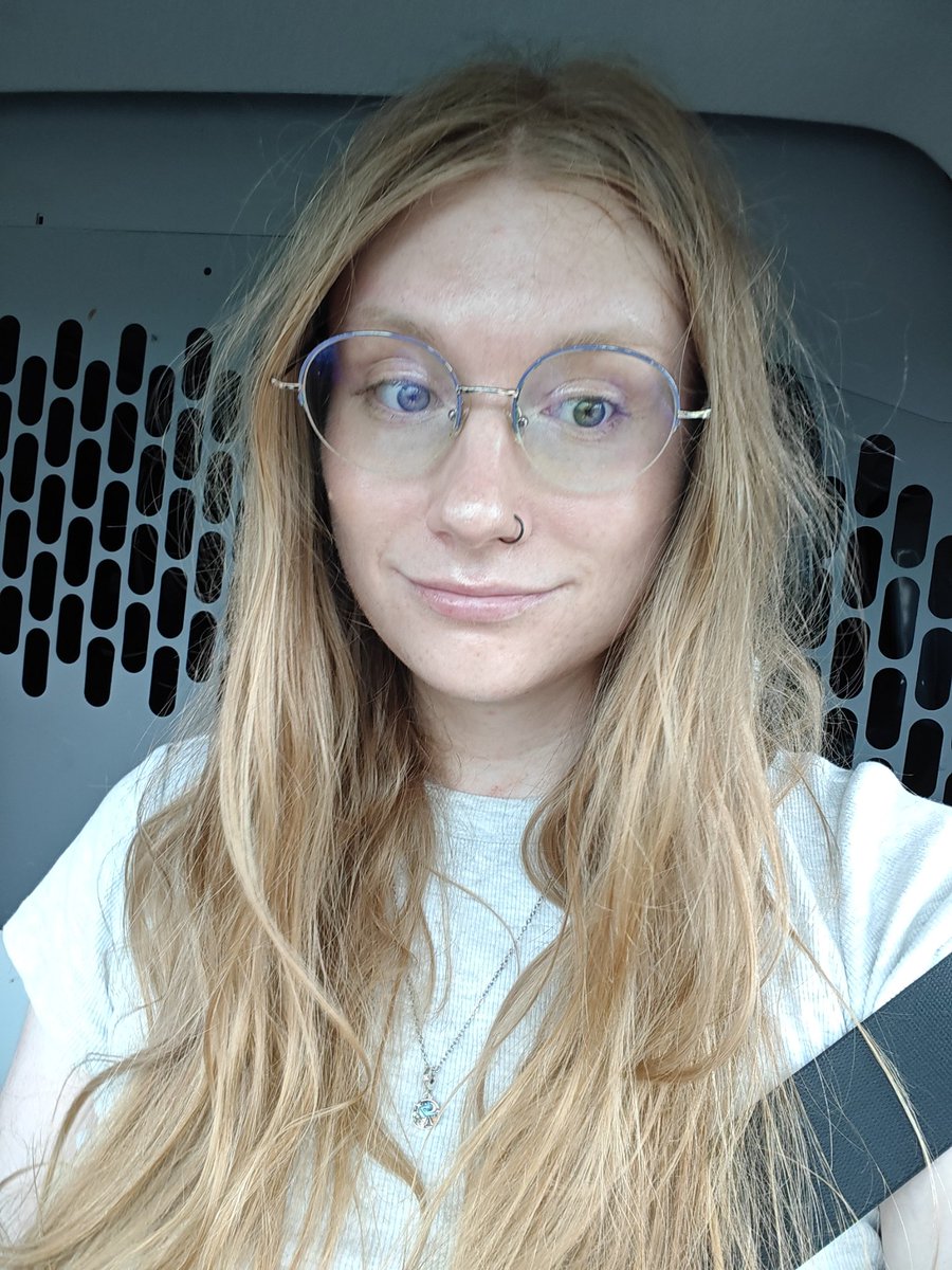 ErinRusserr's tweet photo. I don't really smile in pictures too much but the time I got all dolled up w/out brushing my hair was too funny https://t.co/ypCUV3V2wA