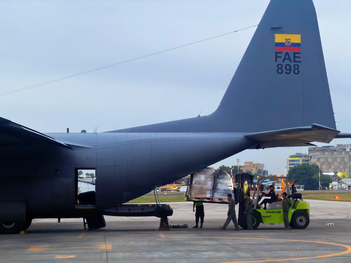 Riesgos_Ec's tweet photo. La solidaridad del Ecuador no se detiene. ✈️🇪🇨🫱🏼‍🫲🏻🇻🇪

Hoy despegó el cuarto vuelo de asistencia humanitaria hacia Venezuela, transportando más de 8 toneladas de ayuda para las familias afectadas.

Seguimos sumando esperanza.
#EcuadorPorVenezuela #GobiernoDelEcuador https://t.co/cjnFTTe3Rs