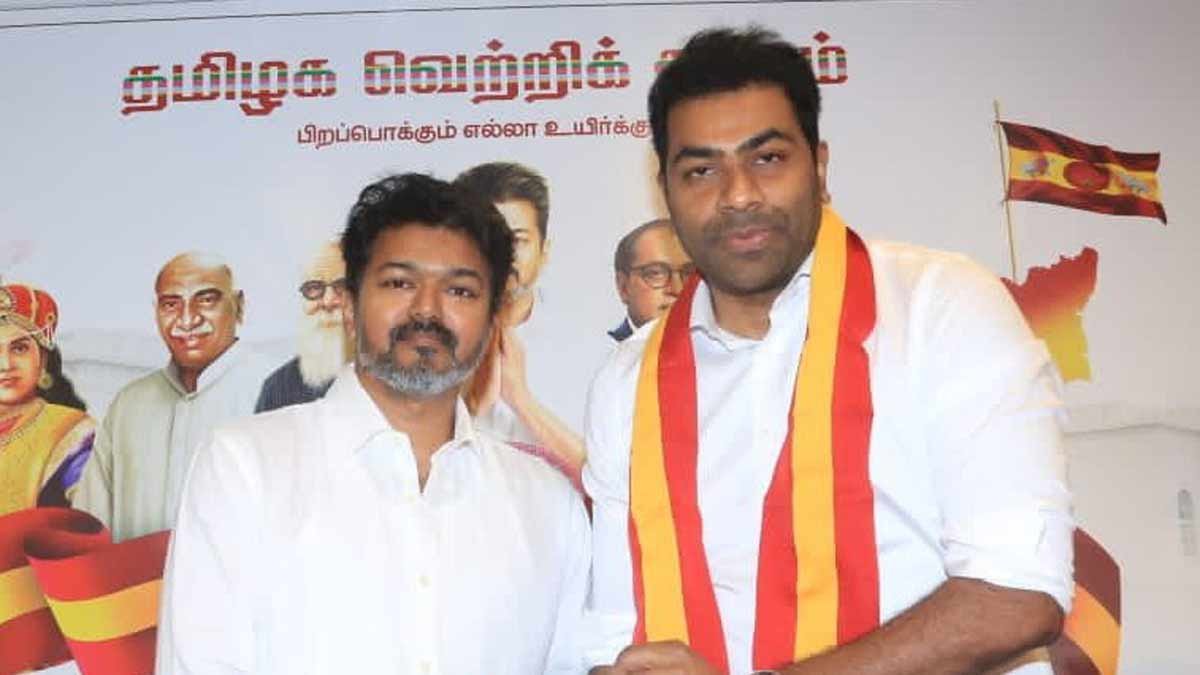 idumbaikarthi's tweet photo. கரூர் மரணங்கள் தொடர்பான வழக்கில் ஆதவ் அர்ஜுனா ஒரு 
Accused ! 

A2 வான ஆதவ் அர்ஜுனா வாய்ச்சவடால் எனும்  பெயரில் வாய்க்கு வந்ததை எல்லாம் மேடையில் உளறிக் கொட்டுவது அபத்தம்!

பரப்புரை வாகனத்தை 50 மீட்டருக்கு முன்னால் காவல்துறையினர் நிறுத்தச் சொன்னபோது, அதனைக் கேட்க மறுத்து, கொழுப்பெடுத்து வாகனத்தை உள்ளே செலுத்தி நெரிசலை உருவாக்கிவிட்டு, இப்போது காவல்துறையினர்தான் காரணமெனக் கூறி, 41 பேர் மரணத்துக்கானத் தார்மீகப் பொறுப்பைத் தட்டிக் கழித்து, கட்டுக்கதையைக் கட்டவிழ்த்து விடுவது பச்சை அயோக்கியத்தனம்!