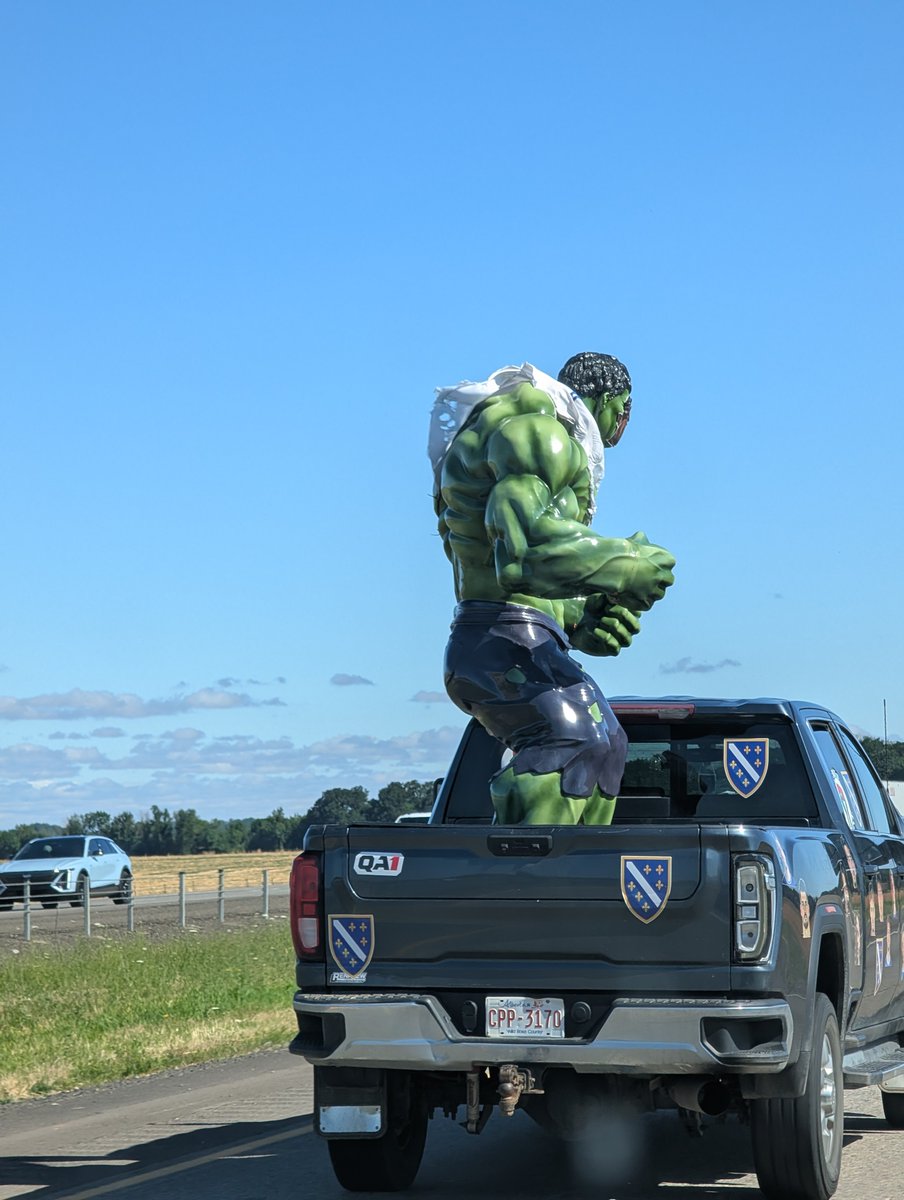 LivingInKaos's tweet photo. The things you see going down the road in Oregon.... #hulksmash https://t.co/eS7amyjkkV