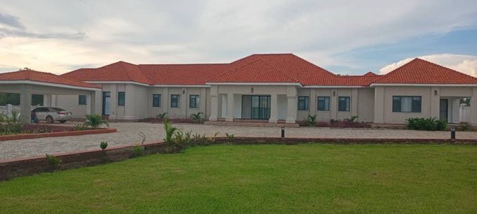 roxie_ug's tweet photo. If this is Chris Obore’s house, then these guys have looted a lot more than what is being talked about. https://t.co/SAydnfPuXM