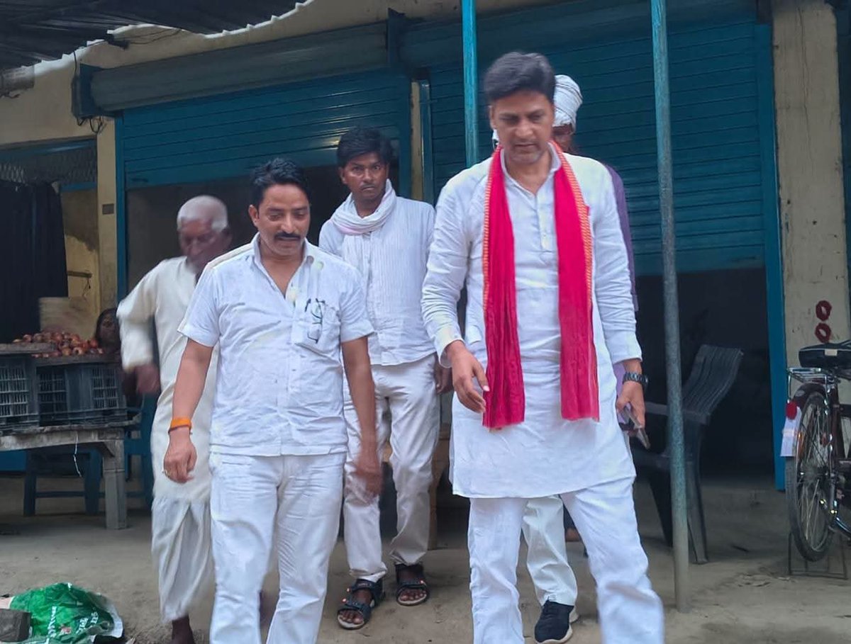 drrajeshyadavSP's tweet photo. @yadavakhilesh आज पनियरा,विन्टोलिया के सुरेन्द्र जी की बहु के देहांत उपरांत दाह संस्कार में विनम्र श्रंद्धांजलि अर्पित करते हुए एवं अन्य गाँवो में अपने लोगो से मिलते हुए!
आपका #डॉ_राजेश_यादव, महराजगंज। https://t.co/DAwjEOFq0n